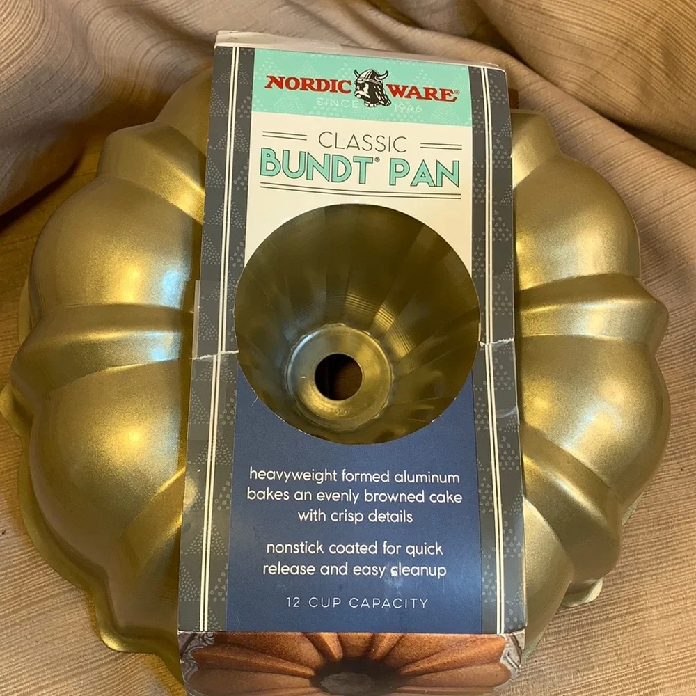 NWT NordicWare Classic Bundt Cake form made in USA